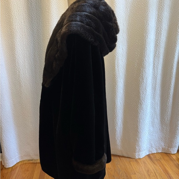 Gallery Woman Black Faux Fur Coat - Picture 3 of 5